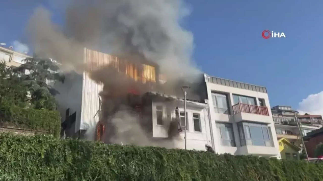 Beyoğlu'nda korkutan yangın! 2 katlı ahşap bina çöktü
