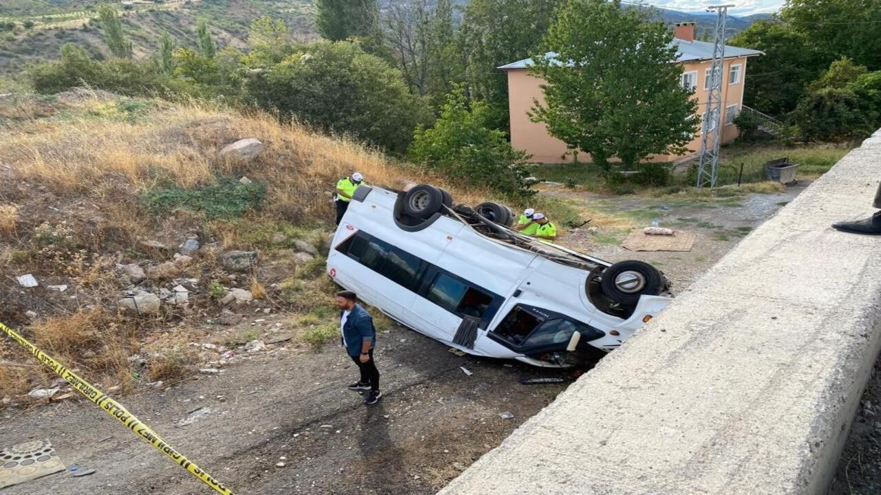 Sivas'ta tarım işçilerini taşıyan minibüs devrildi: Çok sayıda yaralı var