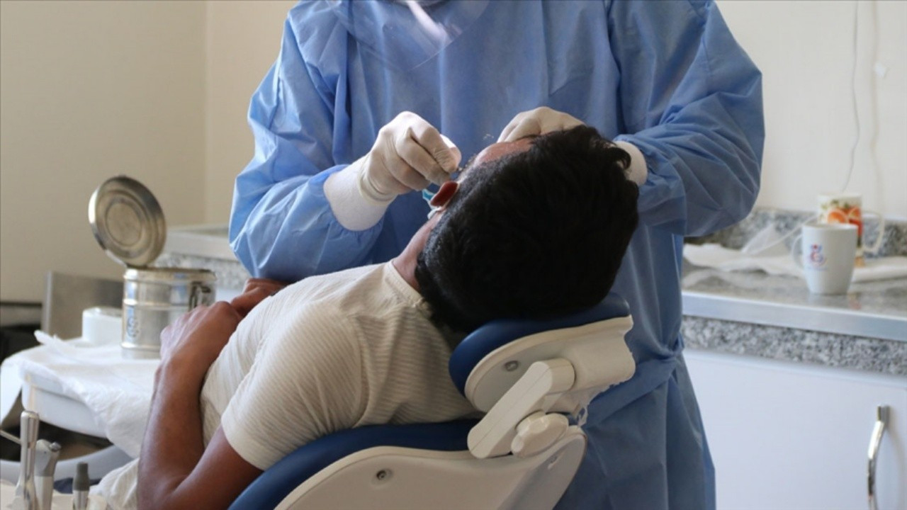 Kendisini hekim diye tanıtıp hastanın dişlerini çeken temizlikçiye para cezası