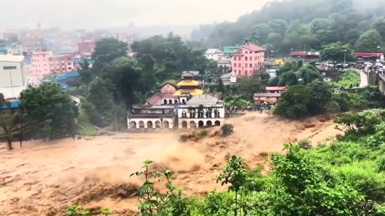 Nepal'de 148 kişi hayatını kaybettiği selin görüntüleri: İşte böyle yıkım yarattı!