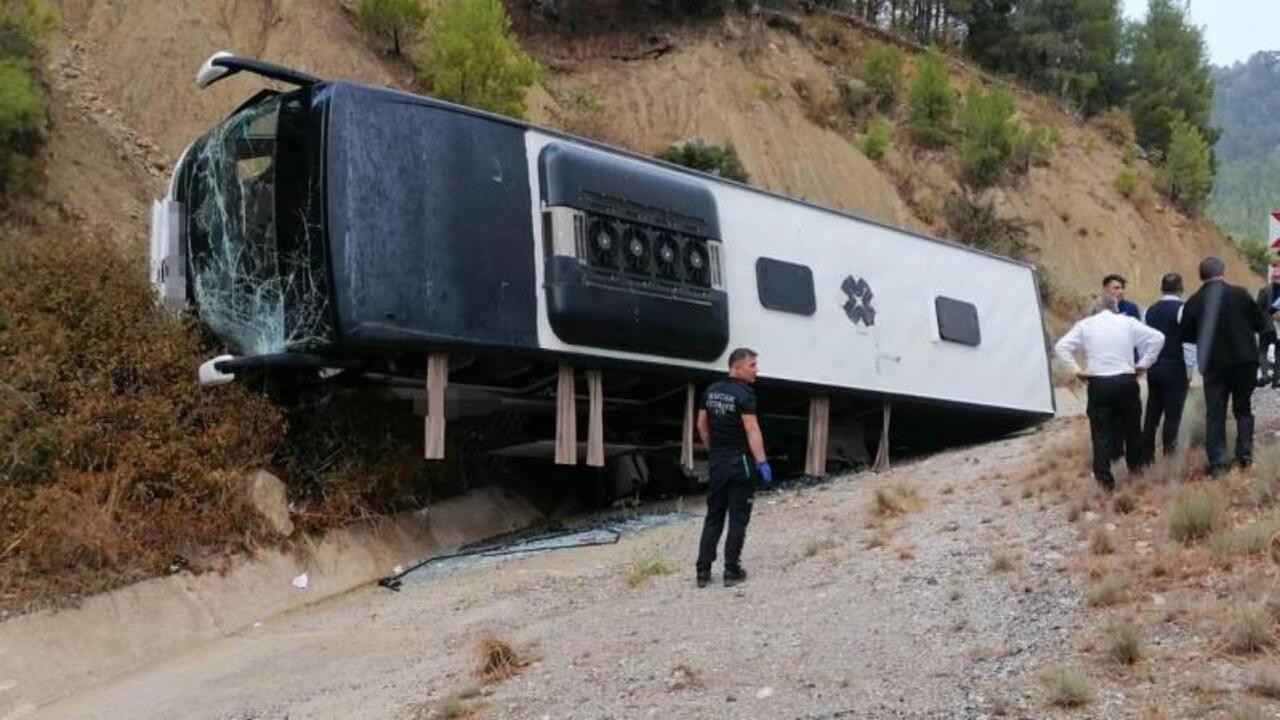 Burdur'da yolcu otobüsü devrildi: Çok sayıda yaralı var