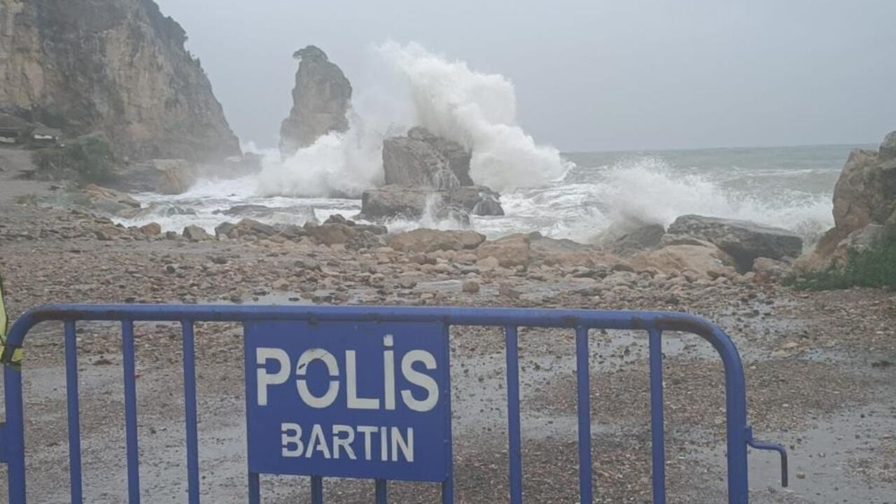 Meteoroloji uyarmıştı! Fırtına nedeniyle dalga boyu 15 metreye ulaştı