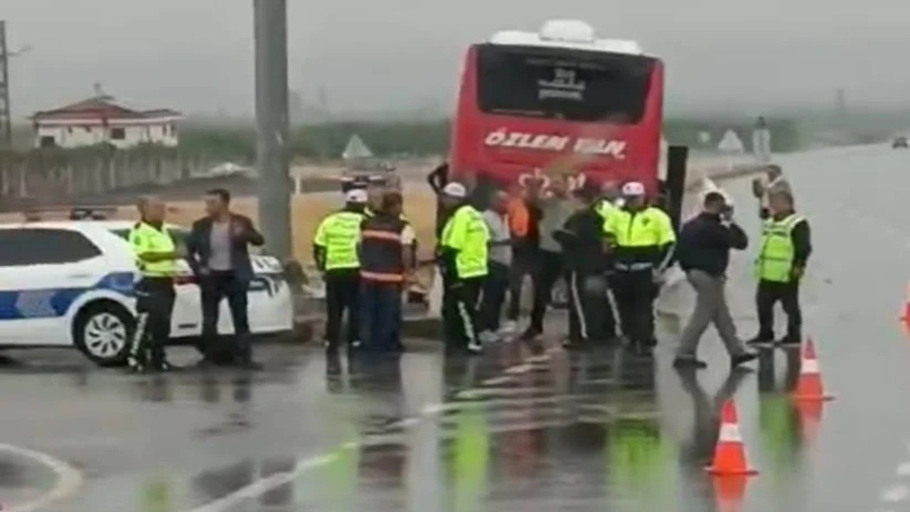 Yolcu otobüsü ile traktör çarpıştı: Ölü ve yaralılar var