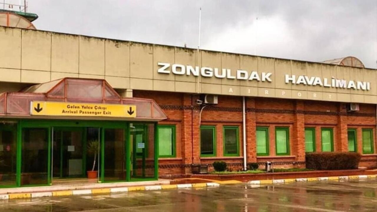 Zonguldak Havalimanı’nda rüzgar engeli: Uçaklar piste inemedi