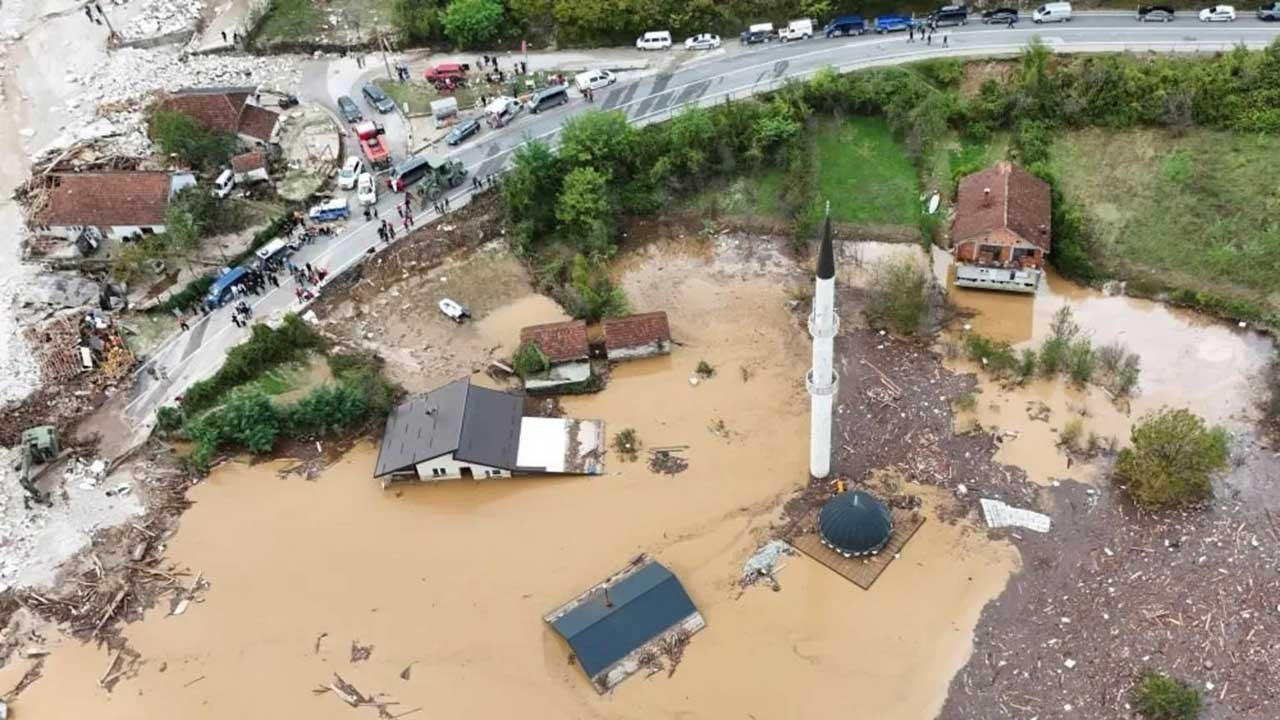 Bosna'da sel ve heyelan 16 can aldı