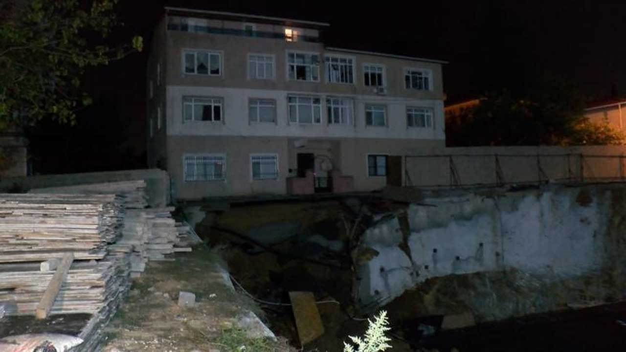 Üsküdar'da istinat duvarı çöktü: Sokak kullanıma kapatıldı