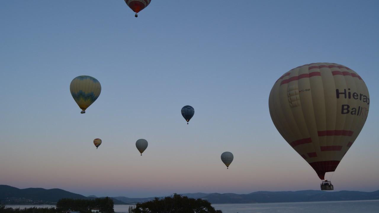 Mars’a benzetilen Salda Gölü’nde balon turizmi