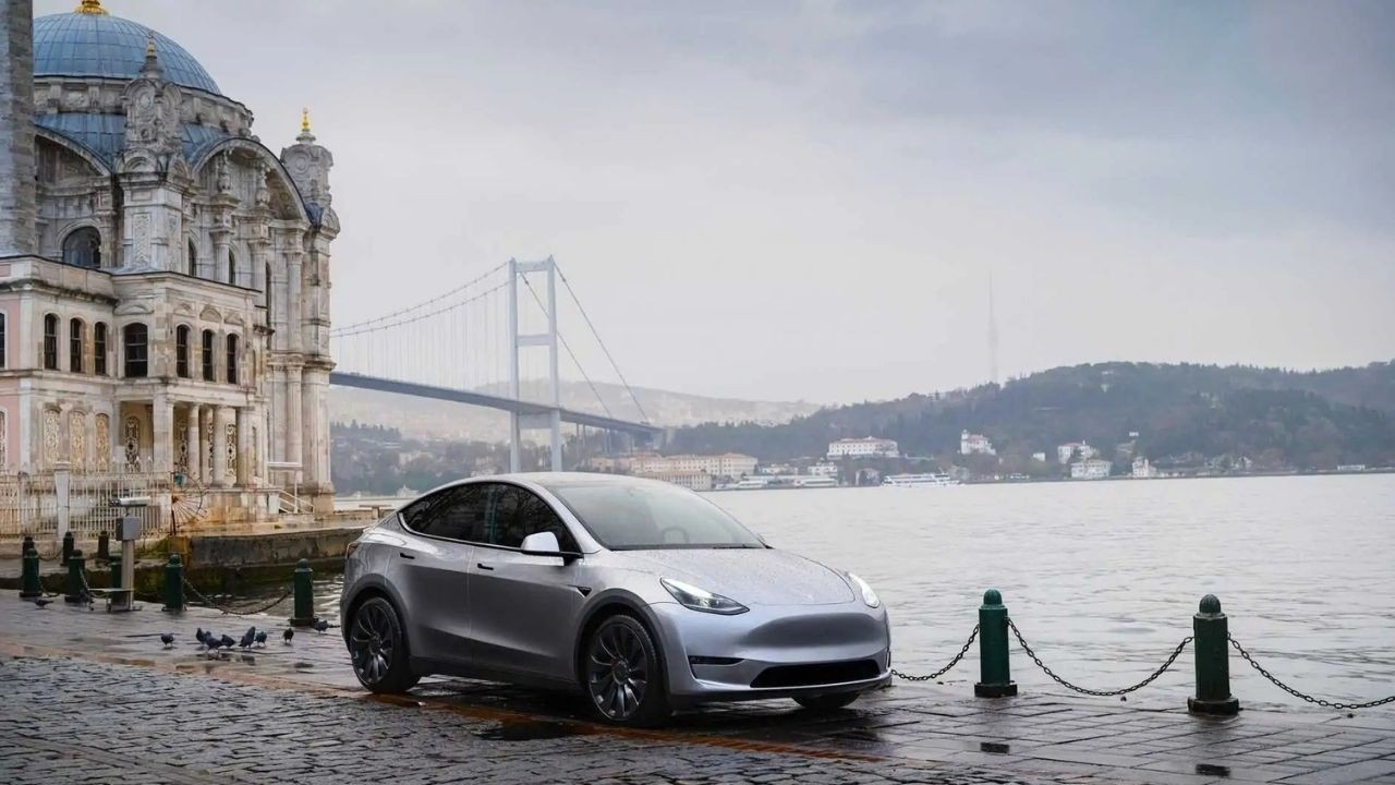 Tesla almak hayal oldu! Dünyada düştü, Türkiye’de zam geldi