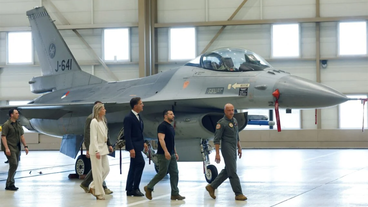Hollanda, Ukrayna’ya F-16 savaş uçağını teslim etti