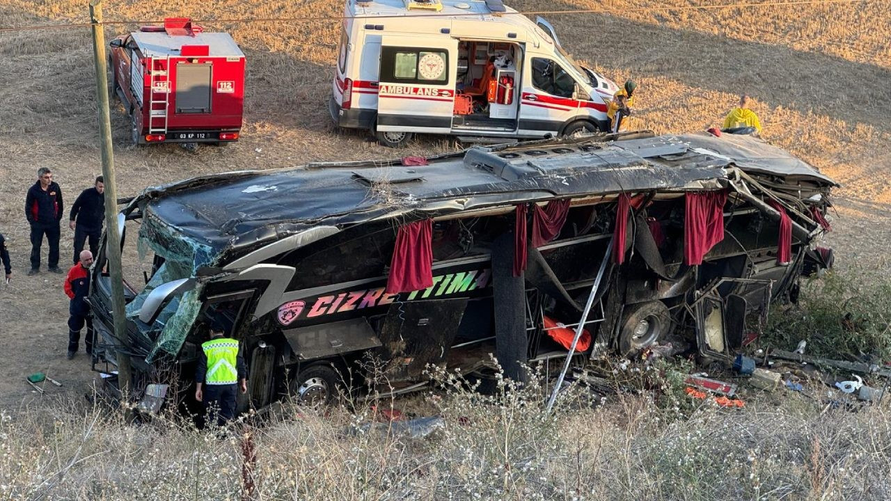 Yolcu otobüsü devrildi: Çok sayıda yaralı var