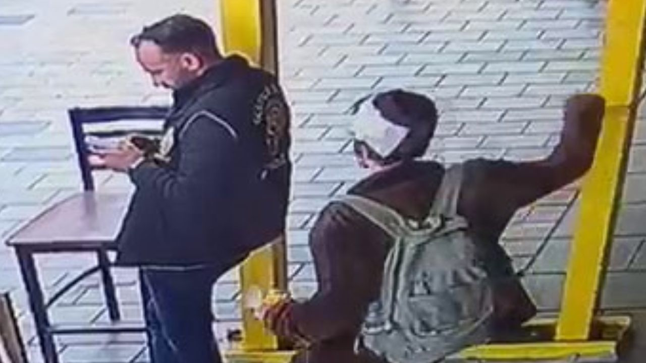 İstiklal Caddesi’nde polise bıçaklı saldırdı! Saldırı anının görüntüsü çıktı