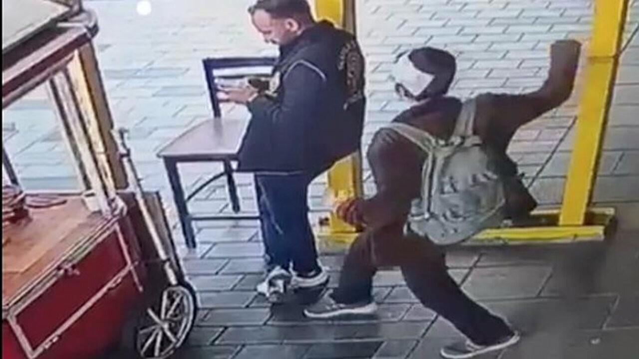 Beyoğlu'nda polise saldıran zanlının annesi konuştu: Benimle ölümü deneyimlemek istiyordu