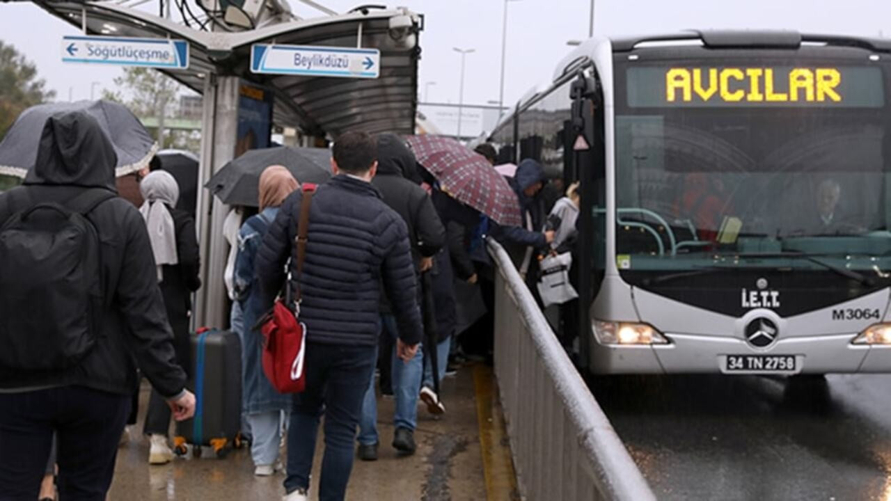 Hamile kadın, metrobüste doğum yaptı! O anlar araç içi kamerasına yansıdı
