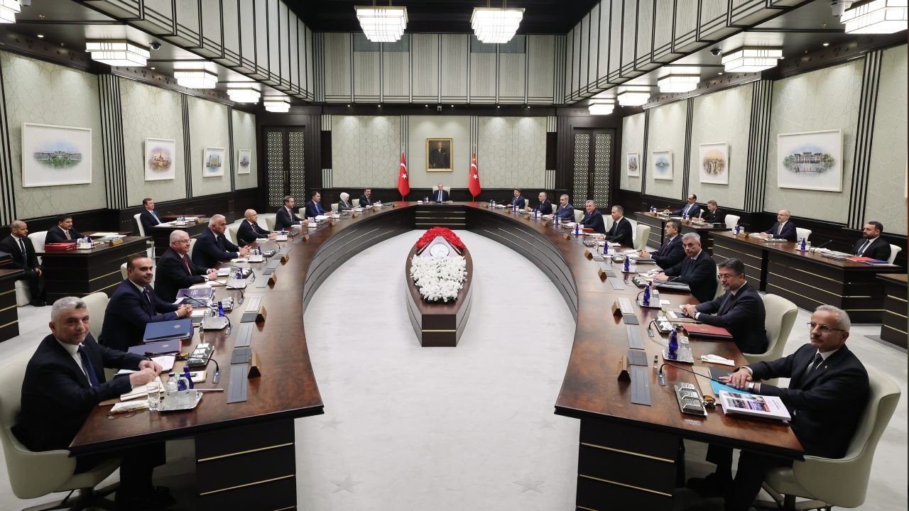 Yeni kabinede yerini garantileyen 4 bakan kim? AK Parti kulisleri hareketli!
