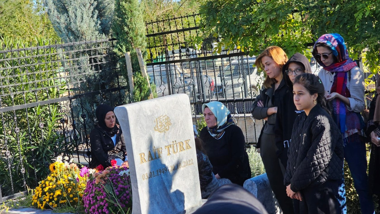 Raif Türk mezarı başında anıldı