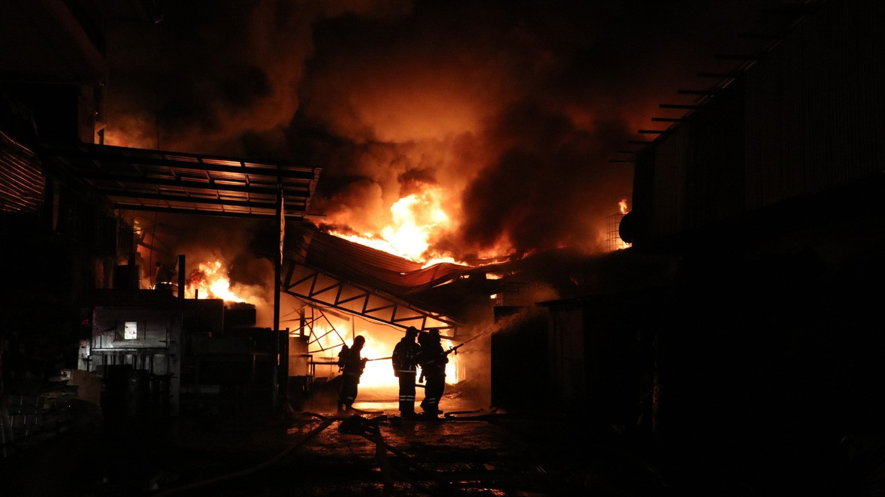 Sakarya'da kauçuk fabrikasında yangın: 5 iş yeri kullanılamaz hale geldi