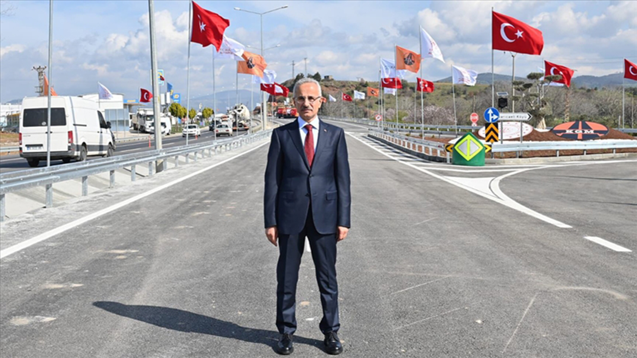 Bakan Uraloğlu: Tüm kara yollarımızdaki fiber ağımızı yaklaşık 20 bin kilometreye ulaştıracağız