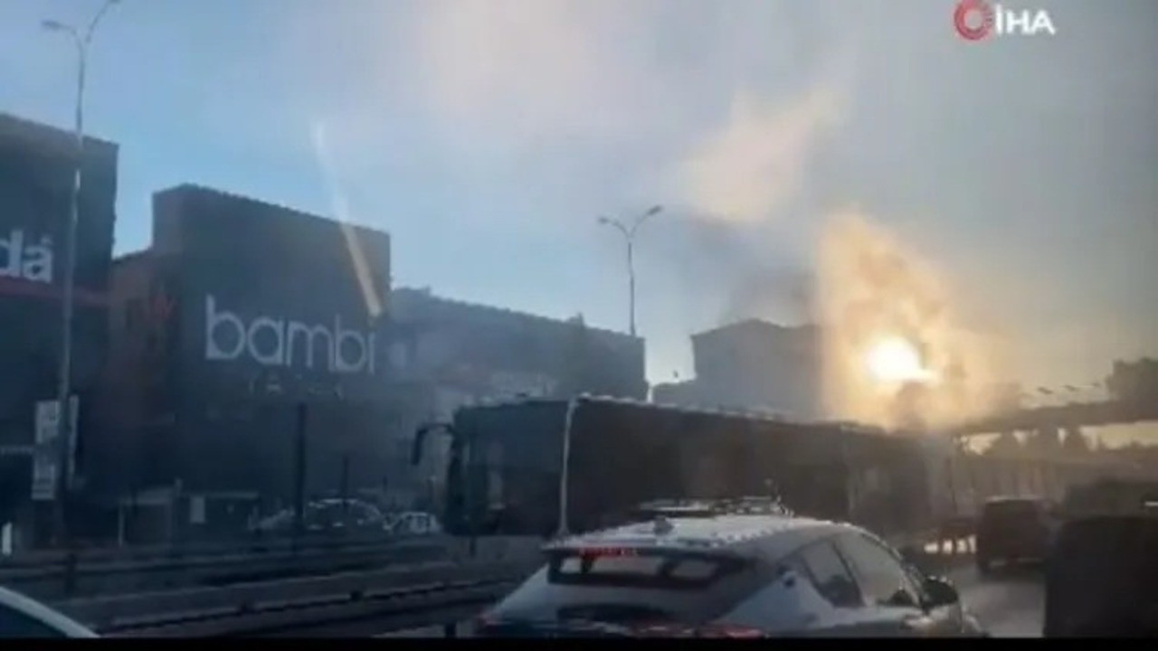 Avcılar’da metrobüs yangını! Dumanlar bir anda yükseldi