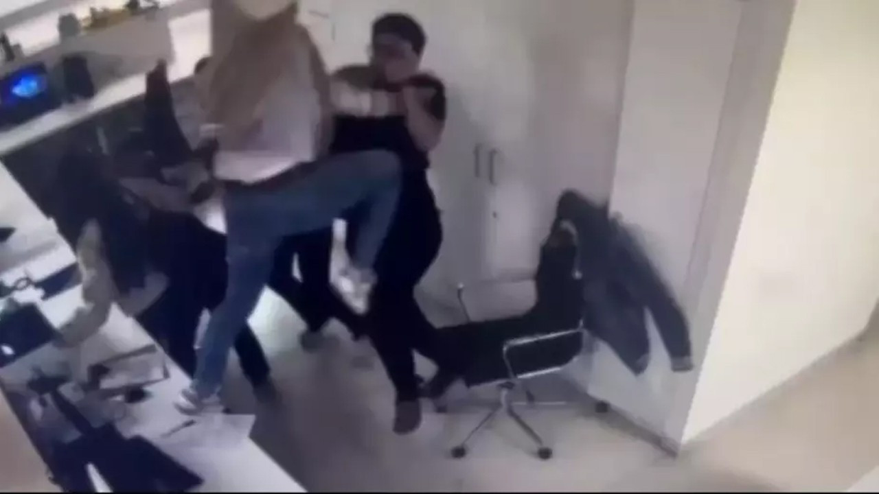 İstanbul'da doktora küfürler edip sandalye fırlattı! İşte o anlar