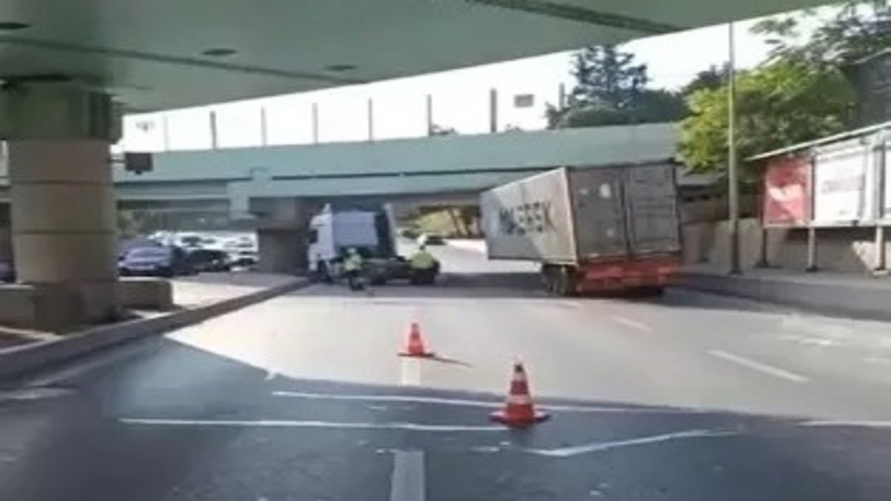 Bakırköy'de TIR Rauf Orbay üst geçidine çarptı! Olay yerine itfaiye ekipleri sevk edildi