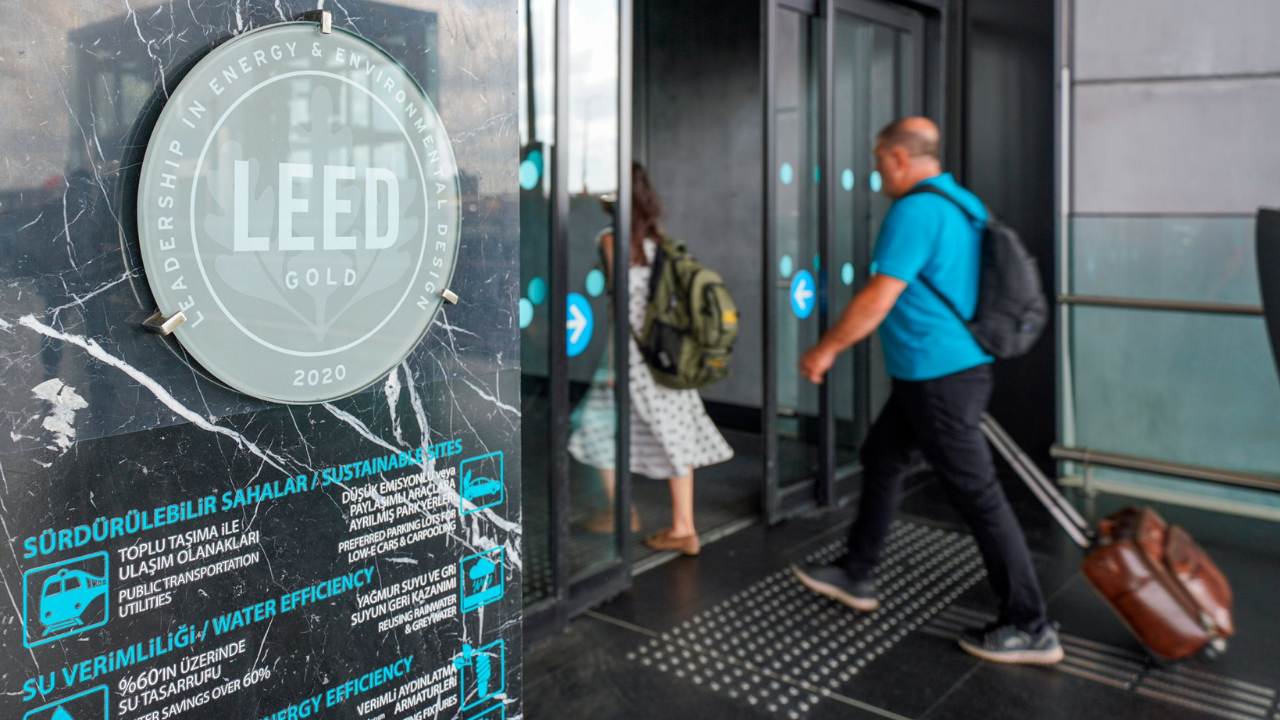 Bakan Uraloğlu açıkladı: Havalimanlarında yolcu sayısı ekimde 21 milyona yaklaştı