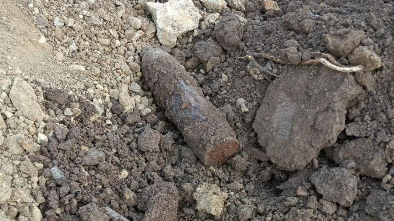 Arazide kazı yaparken bulunmuştu! Patlamamış top mermisi imha edildi