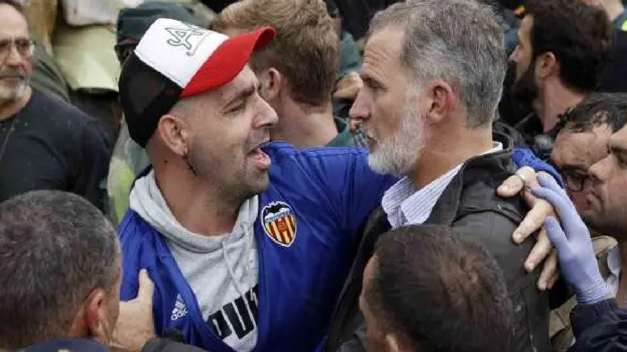 İspanya'da sel bölgesinde gerginlik: Halk, Kral Felipe ve Başbakan Saznchez'i protesto etti