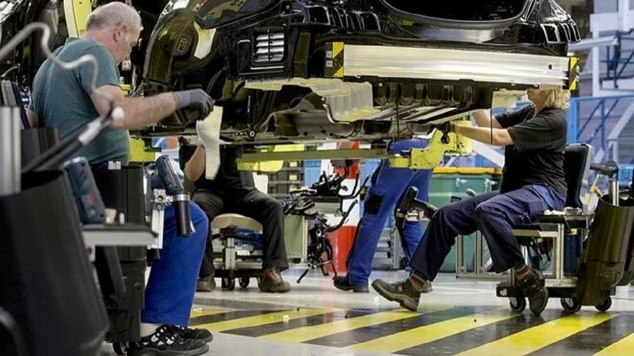 Almanya'da 5 yıl sonra istihdam geriledi: Kamu aldı, sanayi çıkardı