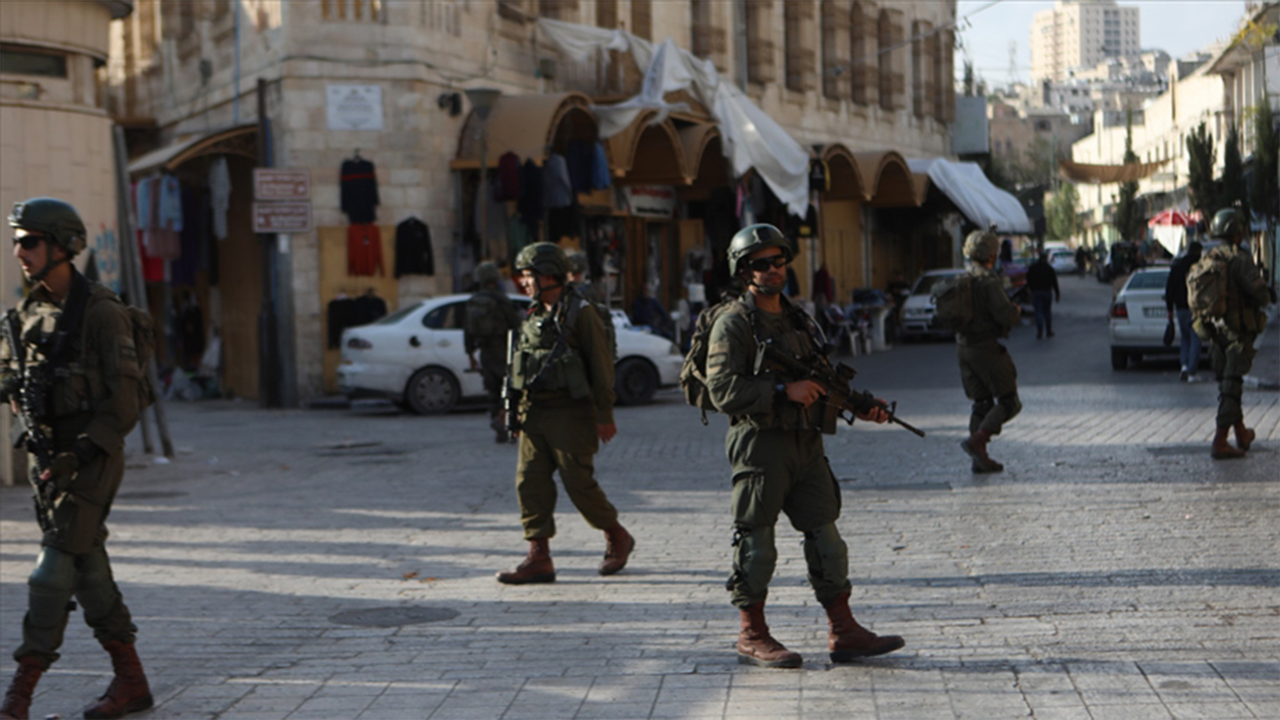 İsrailliler, işgal altındaki Batı Şeria'da en az 6 aracı ateşe verdi
