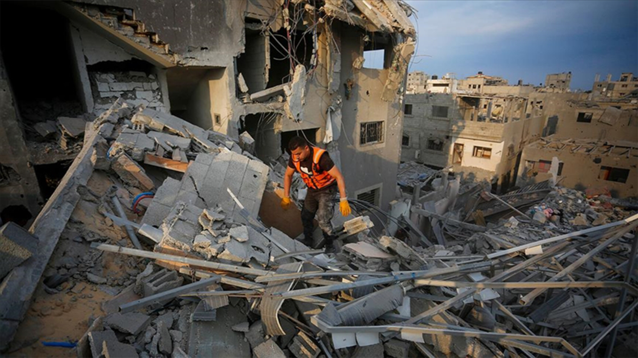 İsrail, Gazze'de bombaladığı yerleşim yerlerinde arama kurtarma çalışmalarına izin vermiyor