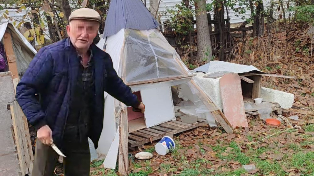 Köpek kulübelerini ateş verdi, tepki gösterene de bıçak çekti