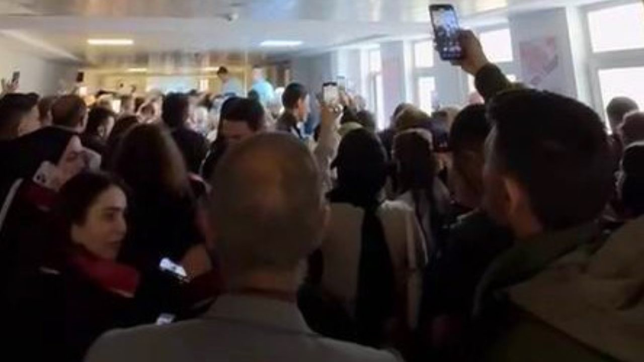 Yoğunluktan avukatlar giremezken Gülben Ergen'in duruşma salonuna alınması tepkiye neden oldu