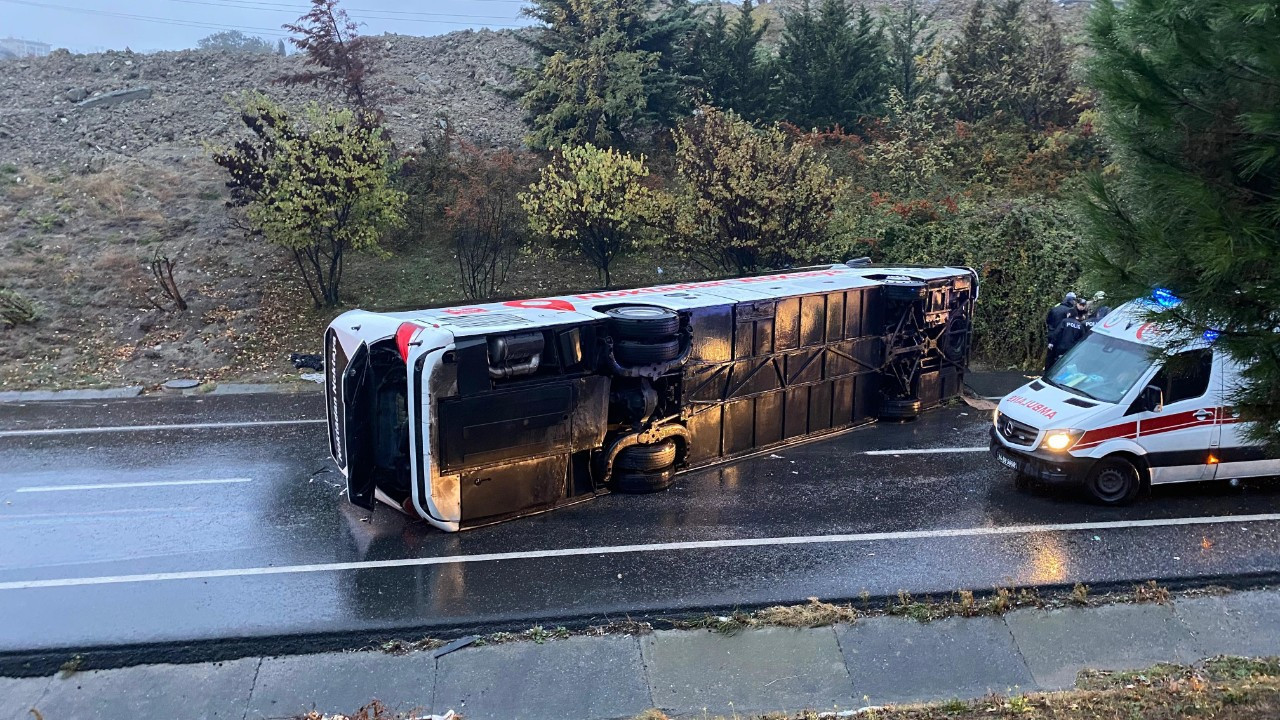 İstanbul'da feci kaza: Yolcu otobüsü devrildi, 2 kişi hayatını kaybetti