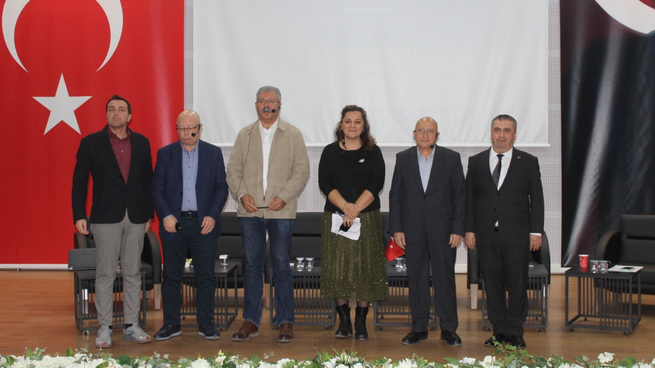 Ekonomi muhabirleri, İKÇÜ’de geleceğin iletişimcileriyle buluştu: ‘Mesleğe öğrenciyken başlayın’