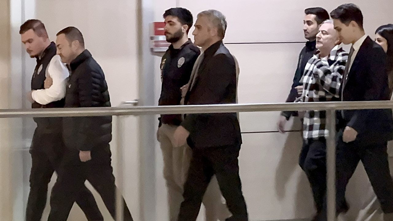 Ünlülere yasa dışı bahis soruşturması: Serdar Ortaç ve Mehmet Ali Erbil'e ev hapsi