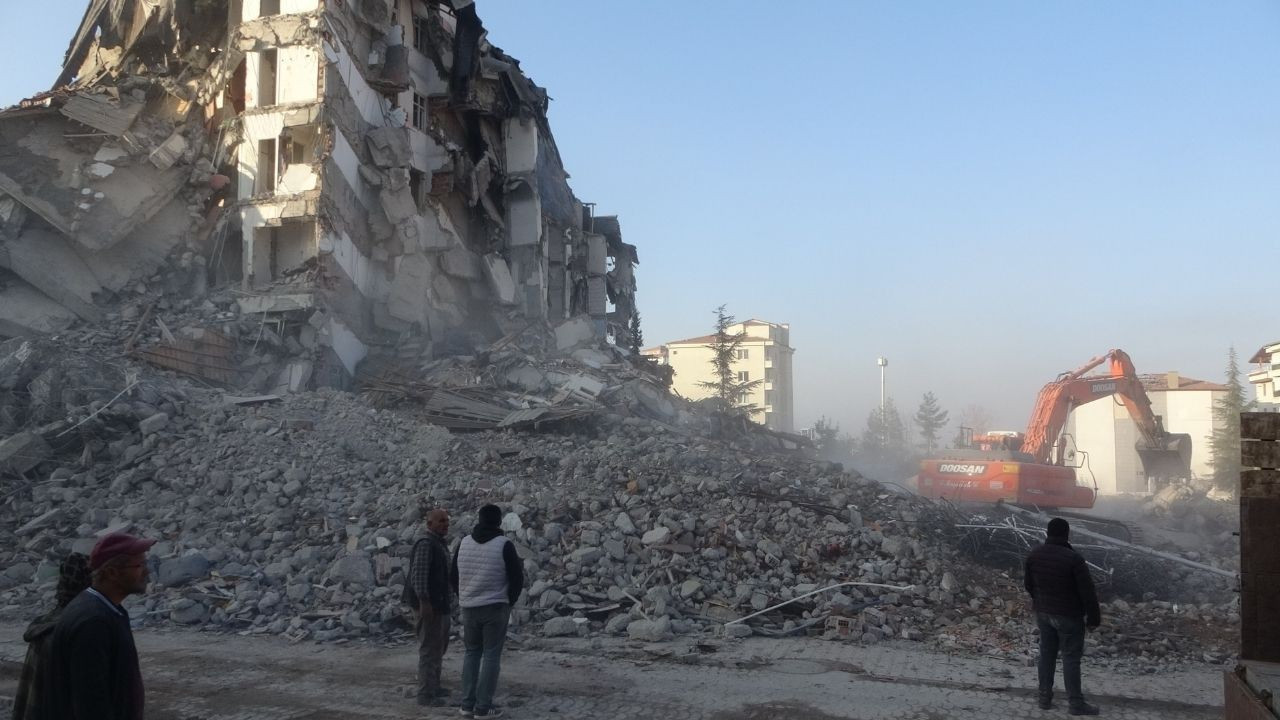 Ağır hasarlı bina korna sesi ile saniyeler içinde yerle bir oldu