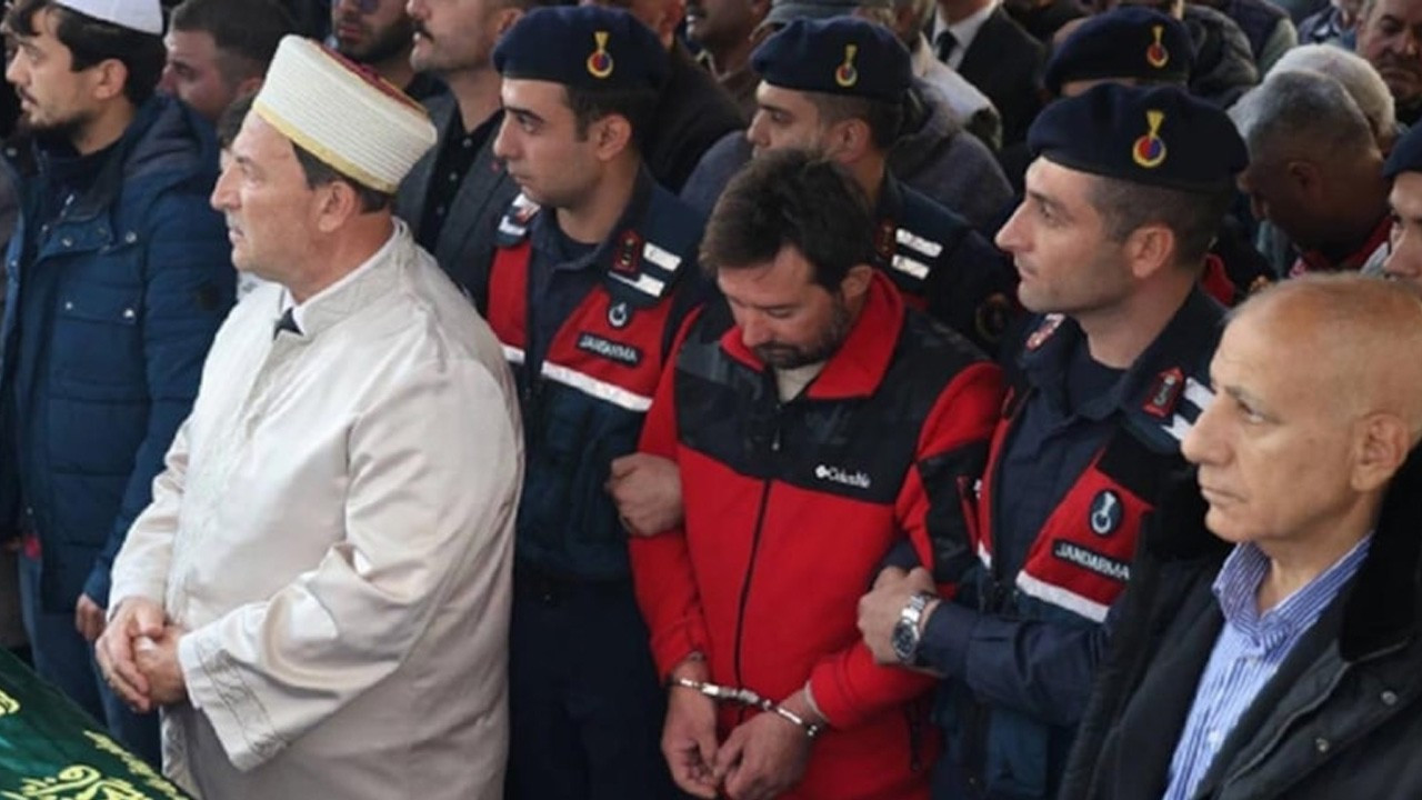 Görüntüler tepki çekmişti! 5 çocuğunu kaybeden babayı kelepçeli gören bakandan talimat