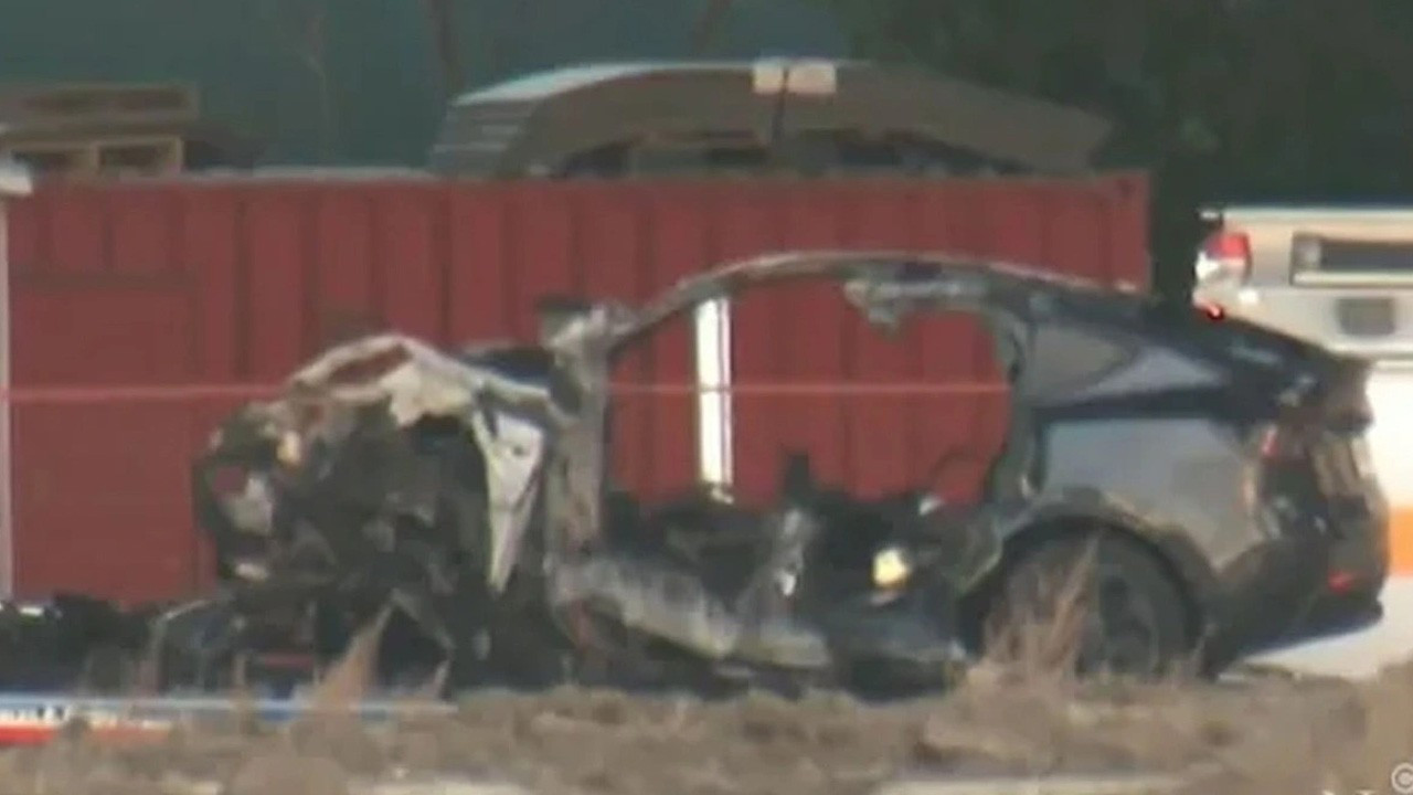 Kaza yapan Tesla araç kapılarını kilitledi, 4 kişi yanarak can verdi
