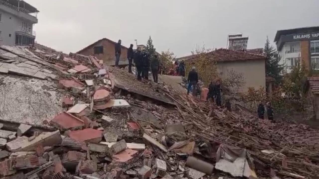 4 katlı bir binada yıkım sırasında göçük! Kepçe operatörü enkaz altında kaldı