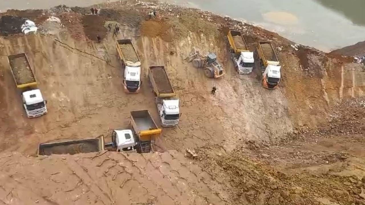Faciadan dönüldü: Toprak kaydı, 7 kamyon ve bir kepçe asılı kaldı, sürücüler kurtarılmayı bekledi