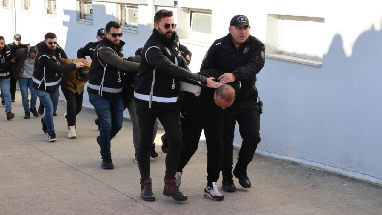 ATM'lere 45 bin 800 sahte dolar yatırmışlar! 15 kişi yakalandı, 79 bin 256 sahte dolar ele geçirildi
