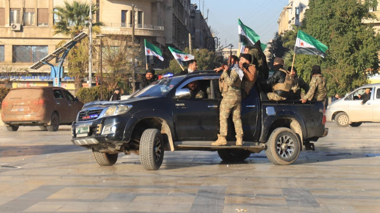 Rus savaş uçakları Halep ve İdlib'i bombaladı! Tel Rıfat kuşatma altında