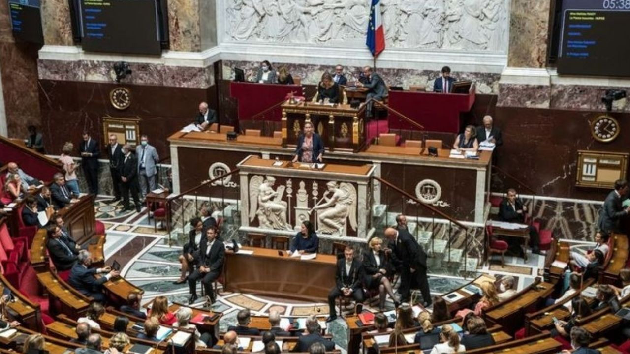 Fransa'da kapanmayı önleyecek "özel yasa" Resmi Gazete'de yayımlandı