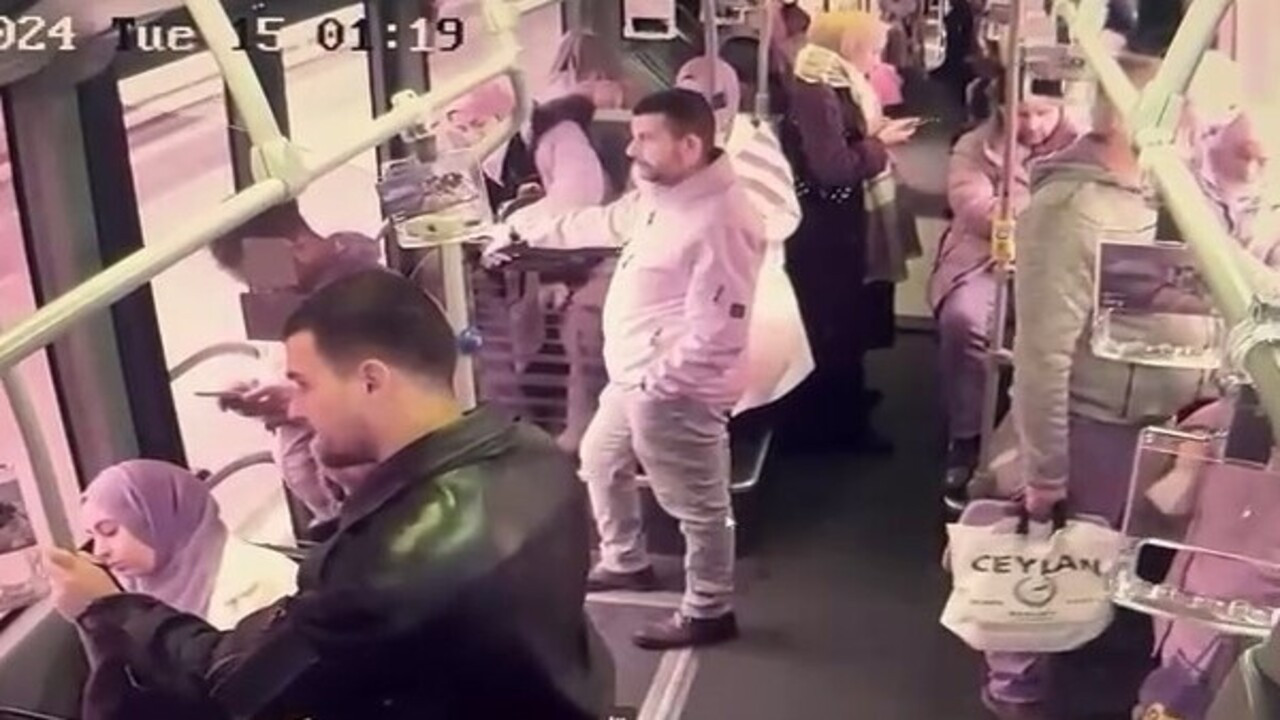 Rögar kapağı metrobüsün camını kırmıştı! Yolcunun düştüğü anlar kamerada