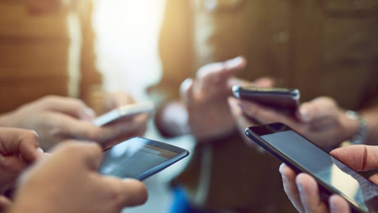 Ürünlerin toplam değeri 9,6 milyon dolar! 12 bin adet akıllı telefonu taşıyan tır çalındı Ürünlerin toplam değeri 9,6 milyon dolar! 12 bin adet akıllı telefonu taşıyan tır çalındı