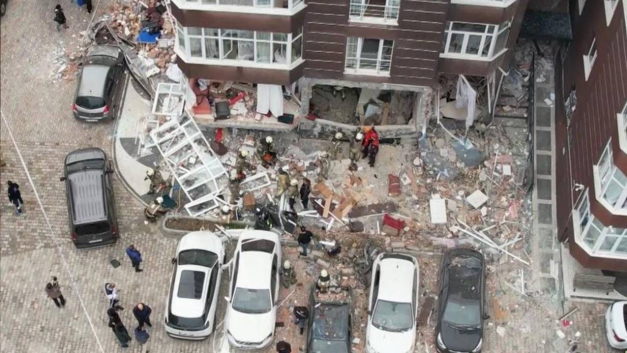 SON DAKİKA... Beylikdüzü'nde 14 katlı binada patlama: Ölü ve yaralılar var (Video)
