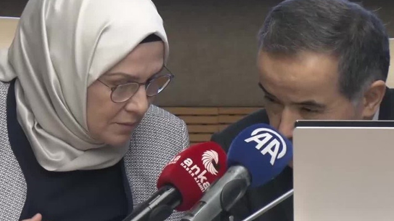AK Partili vekiller mikrofonu açık unuttu: Çok yanlış yaptı bakan hanım ya