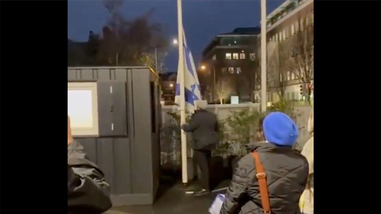 İsrail'in Dublin Büyükelçiliği'ndeki bayrağı indirildi