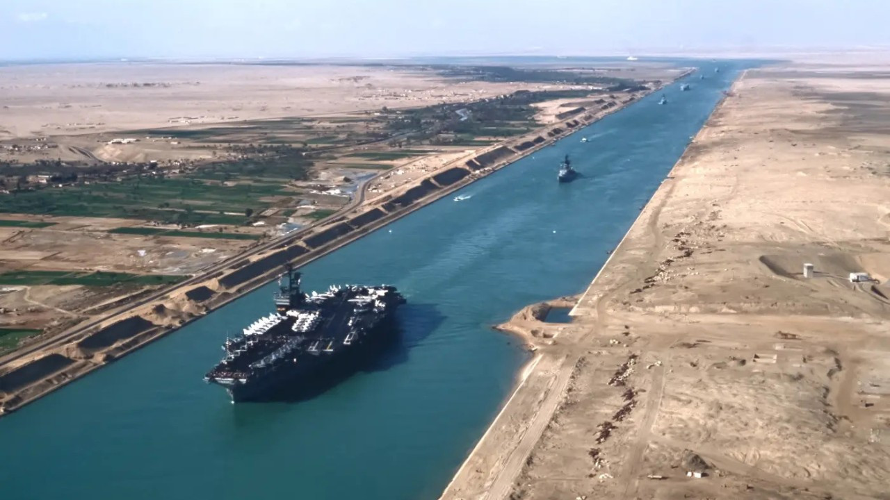 Kızıldeniz'deki gerilim Mısır'ın Süveyş Kanalı'nı gelirini vurdu