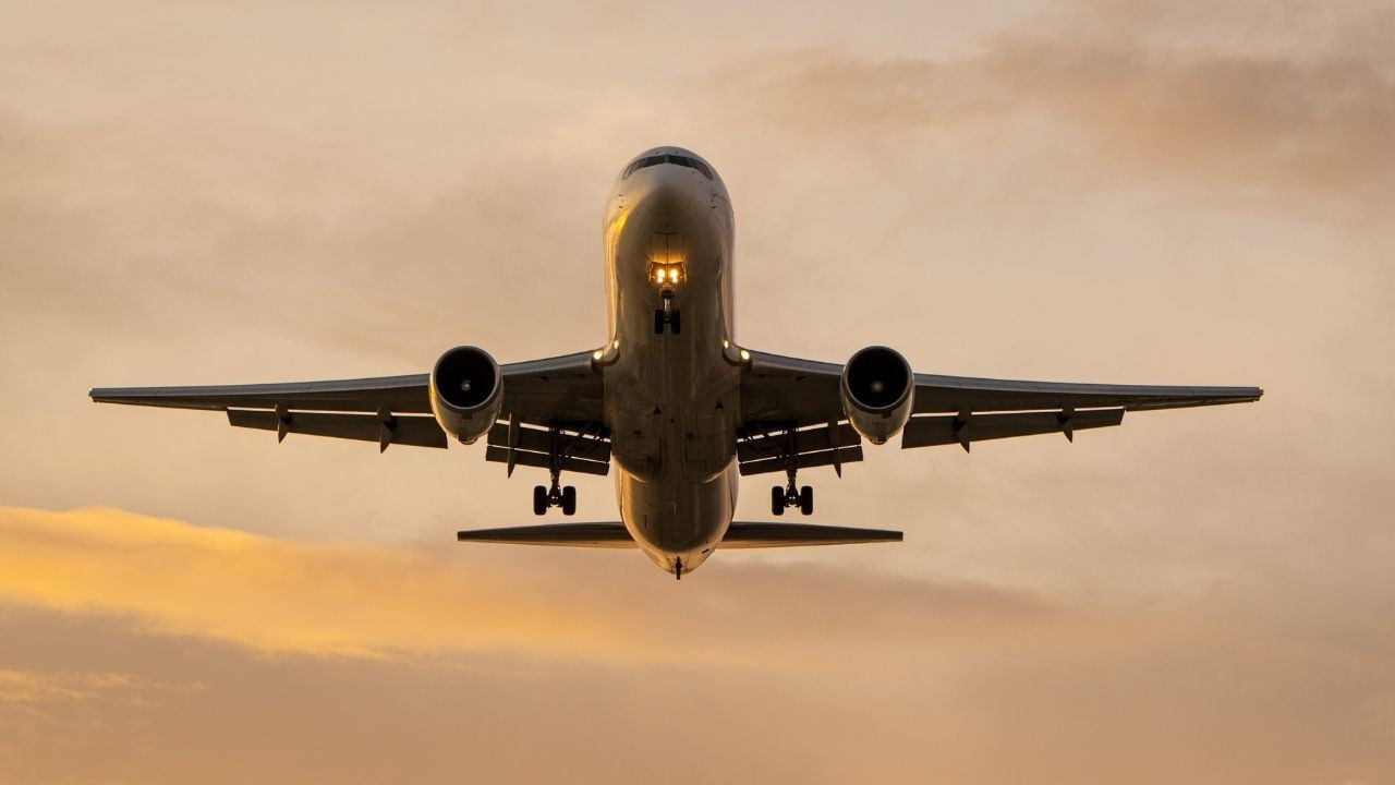 Sivil havacılıkta cezalar arttı! Uçağa lazer tutmanın cezası 131 bin 176 TL'ye yükseltildi